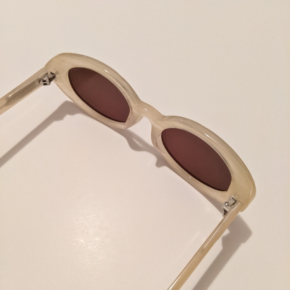 Elizabeth and James McKinley Sunglasses - Picture 3 of 3